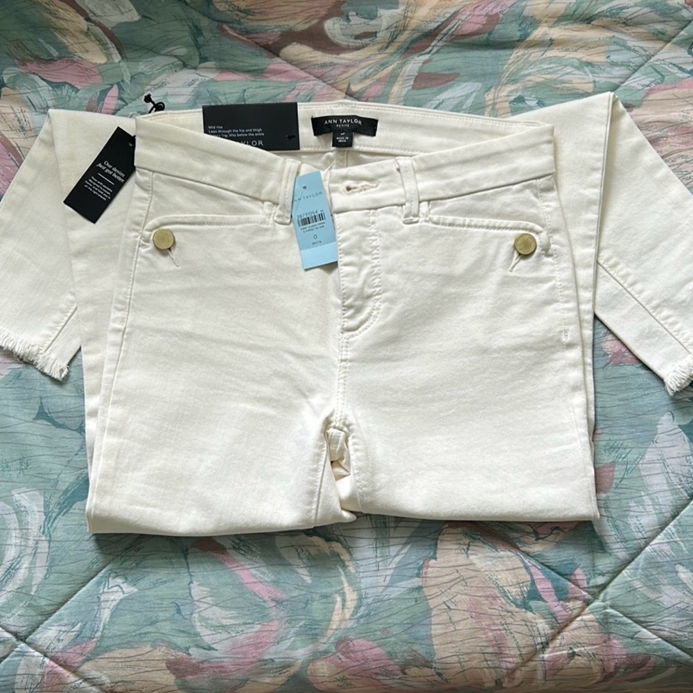 Ann Taylor off-white denim skinny jeans. Mid-rise and skinny leg.